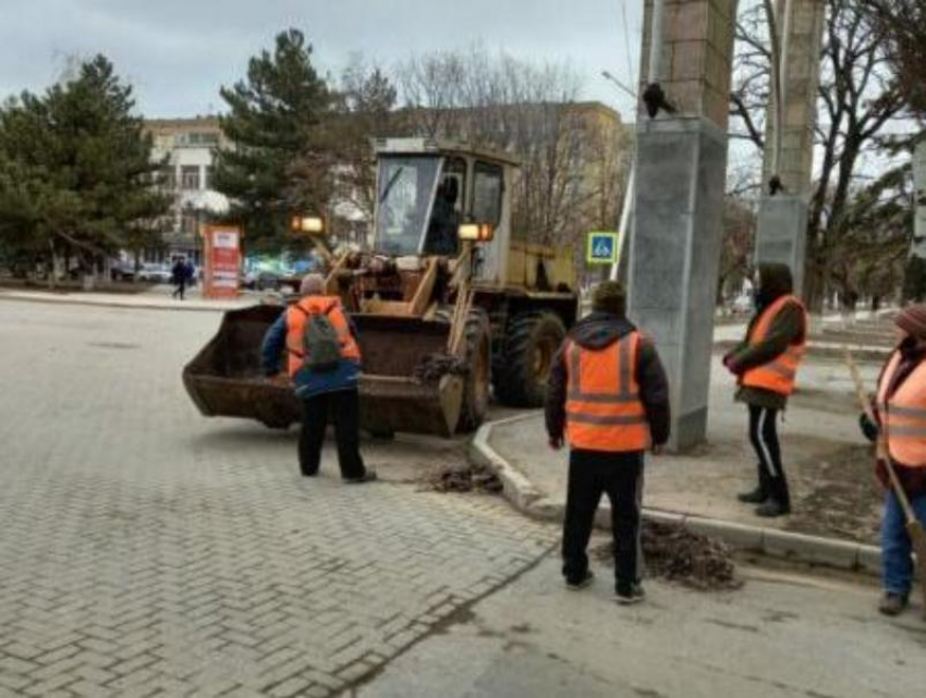 В Волгодонске приступили к уборке городских улиц, дворов и дорог