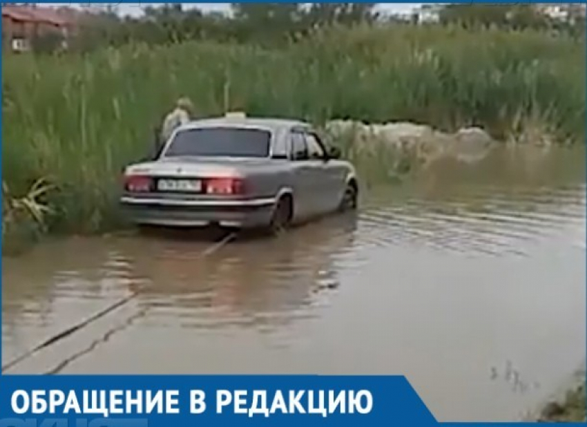Из-за коммунальной аварии дорога на Октябрьском  шоссе превратилась в реку