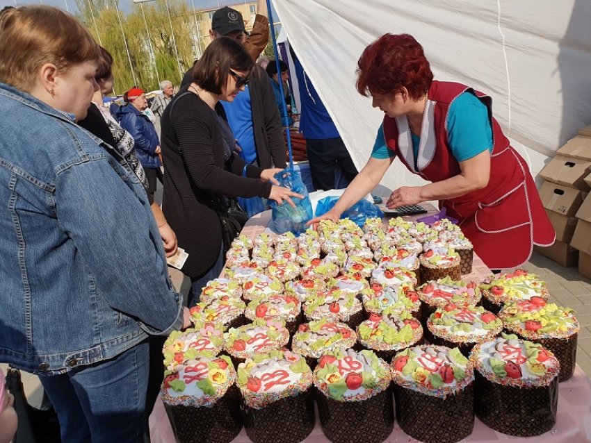 В Волгодонске на площади Победы открылась ярмарка пасхальных куличей