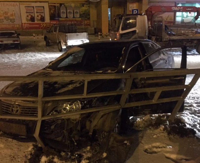 В Волгодонске водитель «Тойоты» сломал ограждение после столкновения с «Нивой»
