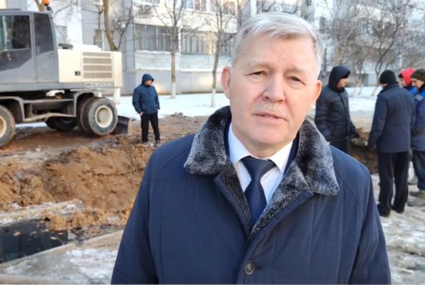 Очередное коммунальное ЧП: новый провал канализации произошел на коллекторе М-37 в Волгодонске