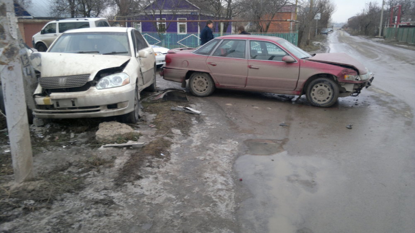 В Волгодонске «Тойота» влетела в столб после столкновения с «Меркурием»