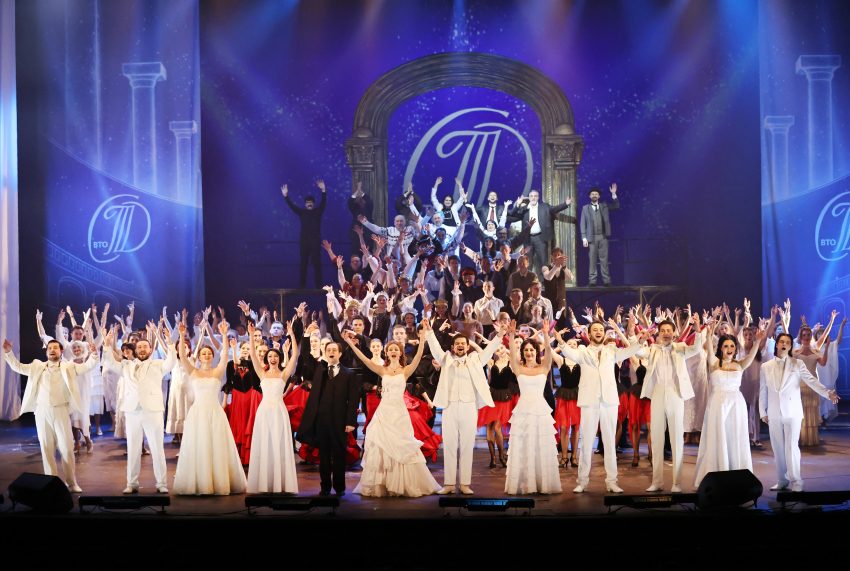 Актеры Волгодонского молодежного драмтеатра удивили своим представлением областных театральных деятелей