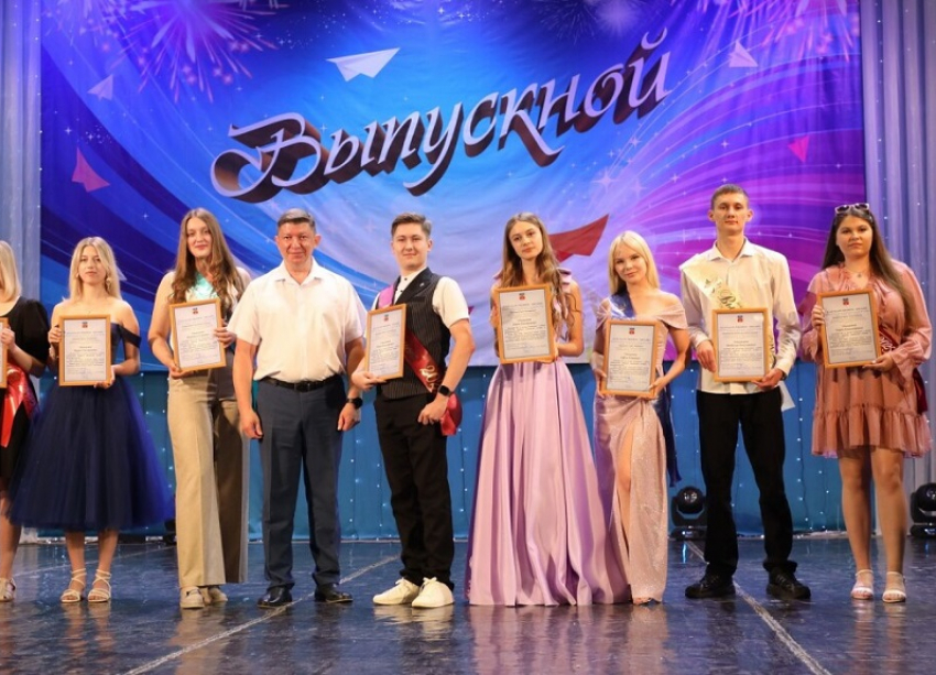 «Дорогие ребята, в добрый путь!»: более 400 выпускников Волгодонска простились со школой