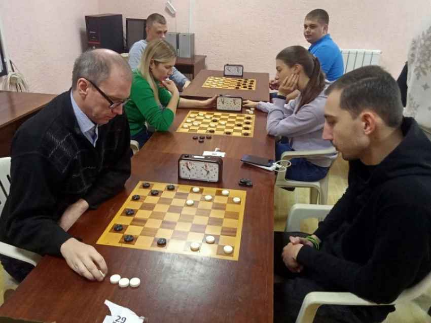 Спорт за столом: в Волгодонске определили сильнейших шахматистов и шашистов 