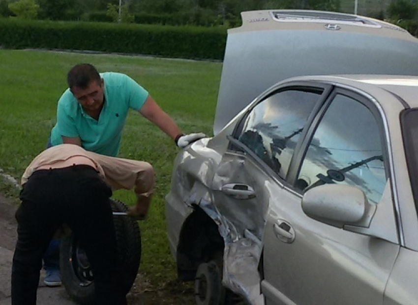 В Волгодонске на путепроводе у автомобиля взорвалось колесо, машина вылетела на обочину – читатель