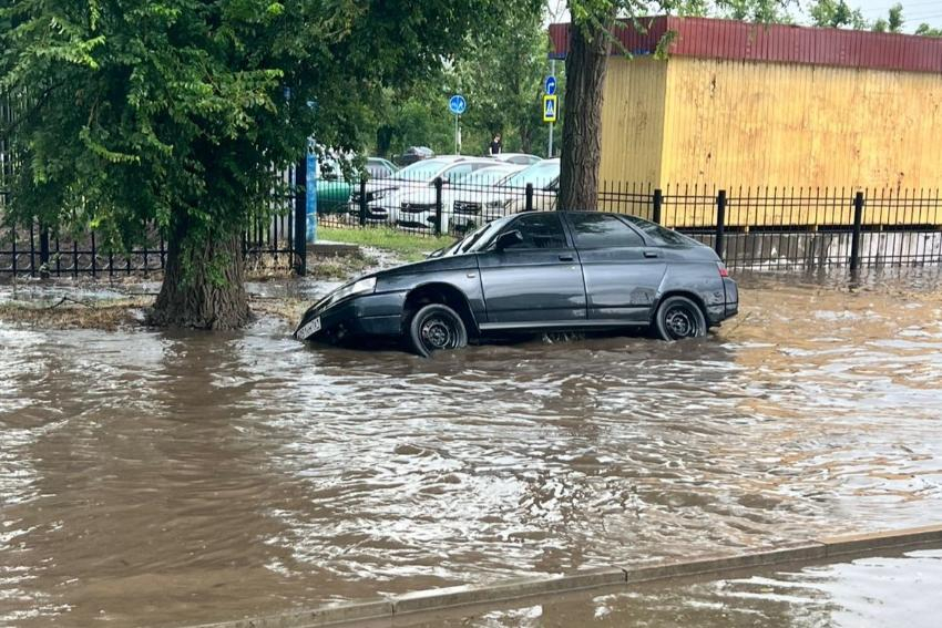 В Волгодонске автомобиль с детьми во время шторма провалился в ливневую канализацию напротив администрации города