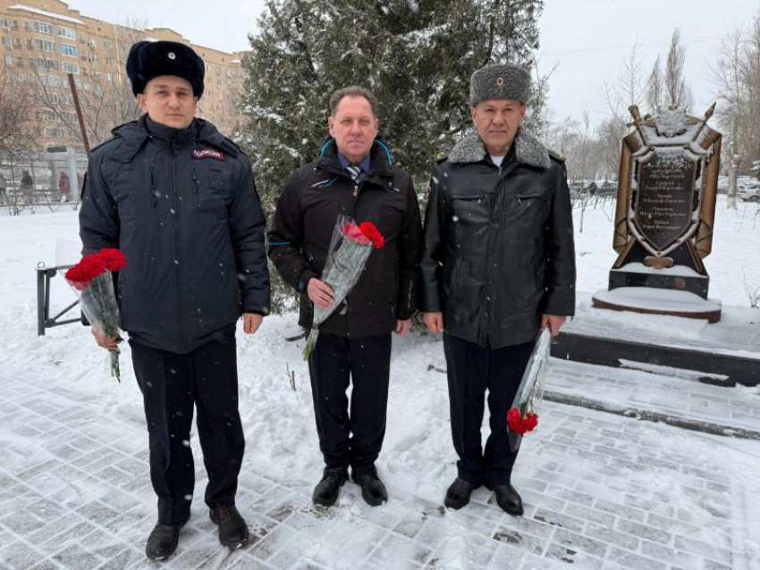 Волгодонские полицейские почтили память погибших коллег в преддверии Дня защитника Отечества