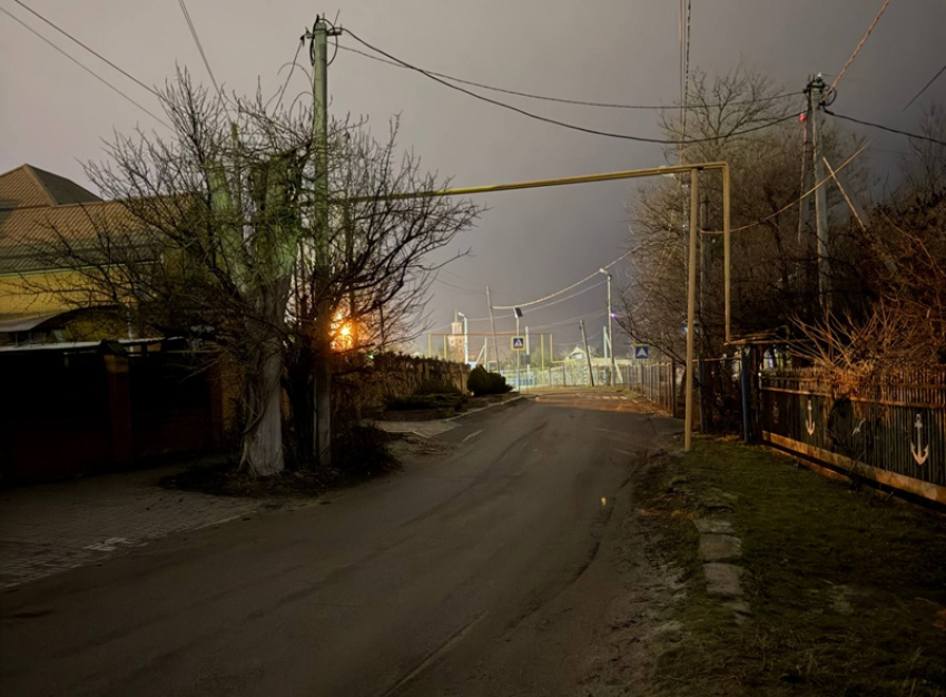 Ни света, ни тротуара: жители Цимлянска требуют восстановить освещение в районе школы