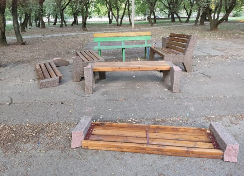 «Просто трусы»: в Волгодонске вандалы разрушили антивандальные скамейки стоимостью 100 000 рублей каждая