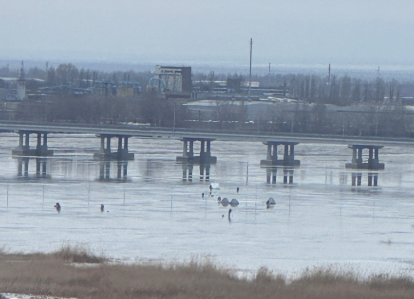 Талые воды на заливе и +6 за окном не остановили любителей зимней рыбалки от выхода на лед в Волгодонске