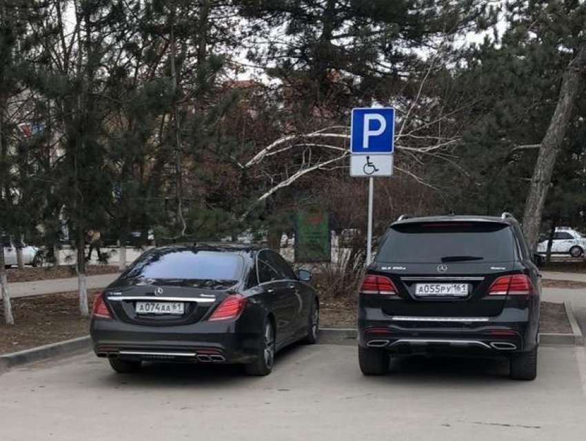 Два черных элитных «Мерседеса» с интересными номерами припарковались на местах для инвалидов в Волгодонске 
