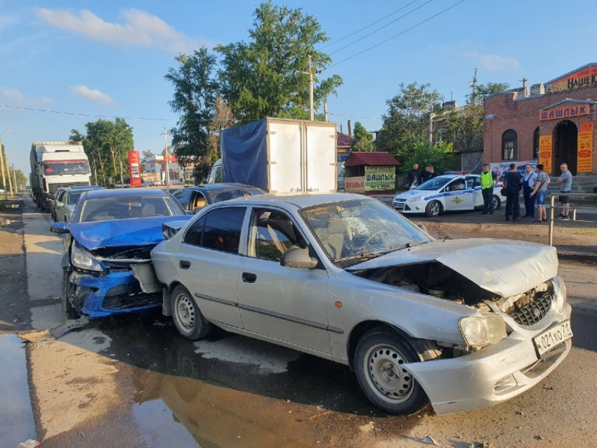 Тройное ДТП произошло в старой части Волгодонска: на месте работает эвакуатор