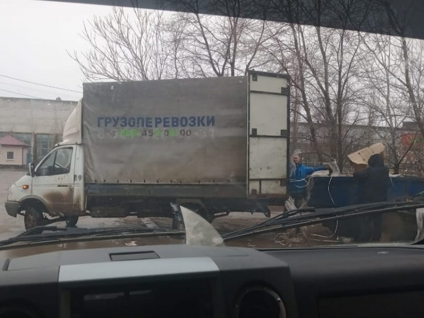 Житель Волгодонска поймал на сбросе отходов «серых» перевозчиков 