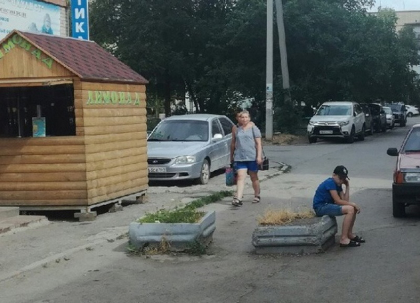 Настойчивые волгодонцы установили новые бетонные клумбы взамен демонтированных на въезде во двор