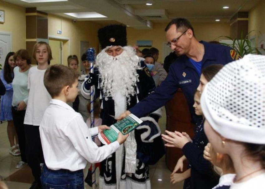 Пожарный Дед Мороз поздравил детей из ДНР и ЛНР в Волгодонске 