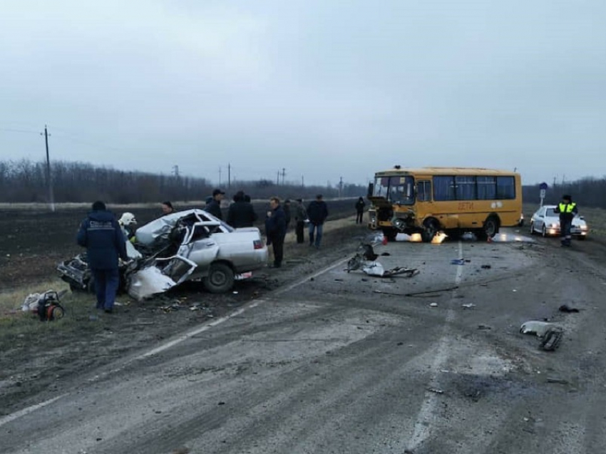 На трассе Цимлянск - Шахты  ВАЗ врезался в школьный автобус, есть погибший