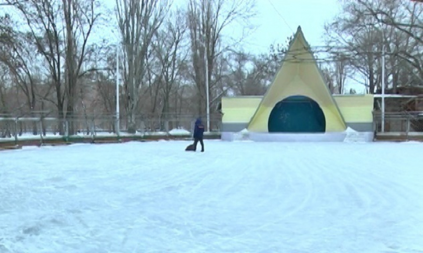 Дети поломали лед и  едва не сорвали открытие ледового катка в Волгодонске