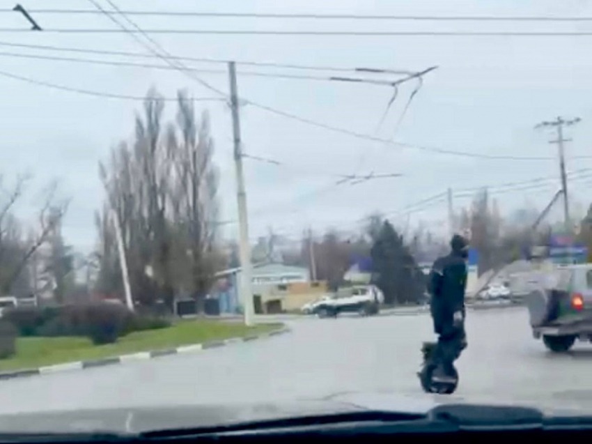 Гонщик на одном колесе распугал водителей на Романовском шоссе