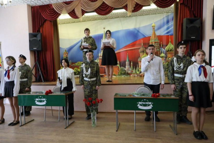 «Парты героев» в память о погибших в зоне СВО открыли в школе №11 Волгодонска 
