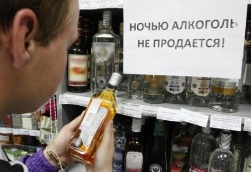 В Волгодонске обнаружили ларек, продававший алкоголь после 23.00