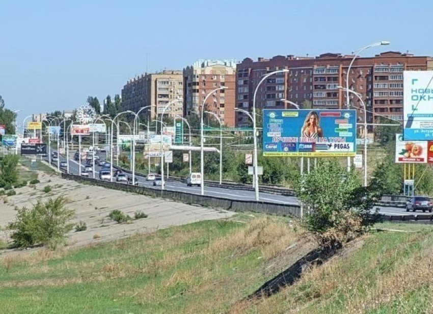 В Волгодонске на путепроводе уберут рекламные щиты