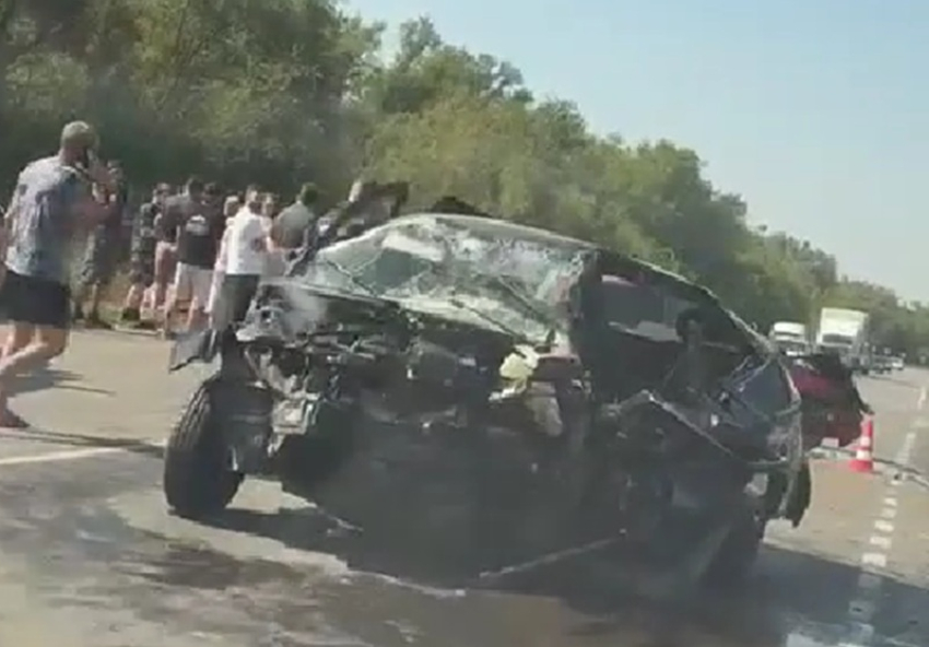 Четыре машины разбиты в хлам: жуткое ДТП произошло на ростовской трассе под Волгодонском