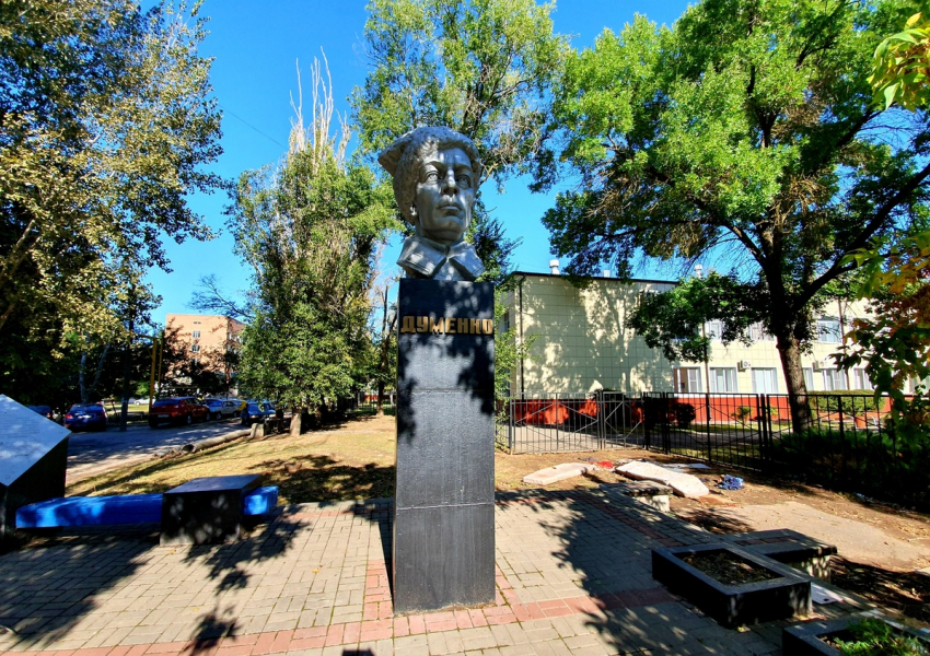 В бомжатник превратился памятник  герою гражданской войны Борису Думенко в Волгодонске 