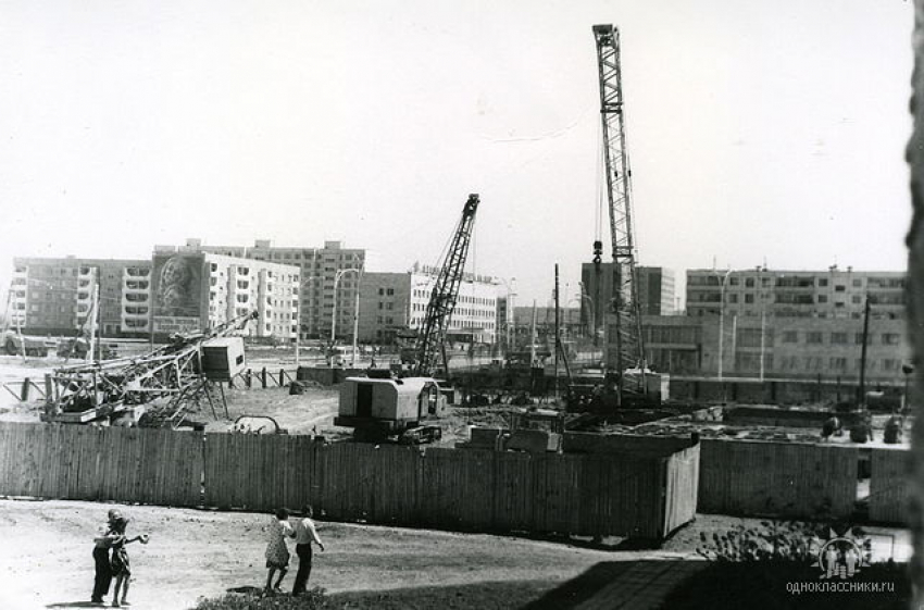 Волгодонск прежде и теперь: строящийся кинотеатр «Комсомолец»