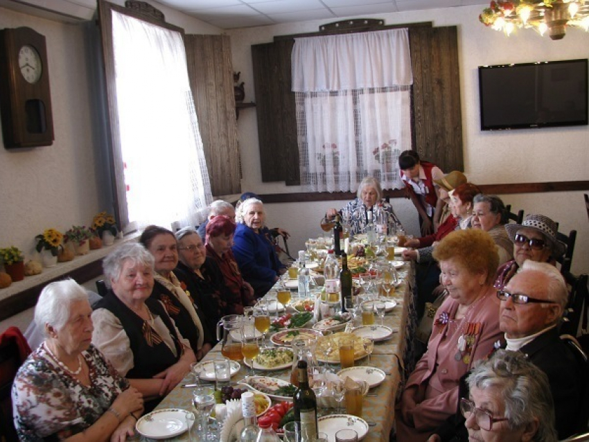 Ветеранов войны и тружеников тыла в Волгодонске пригласили на торжественный обед