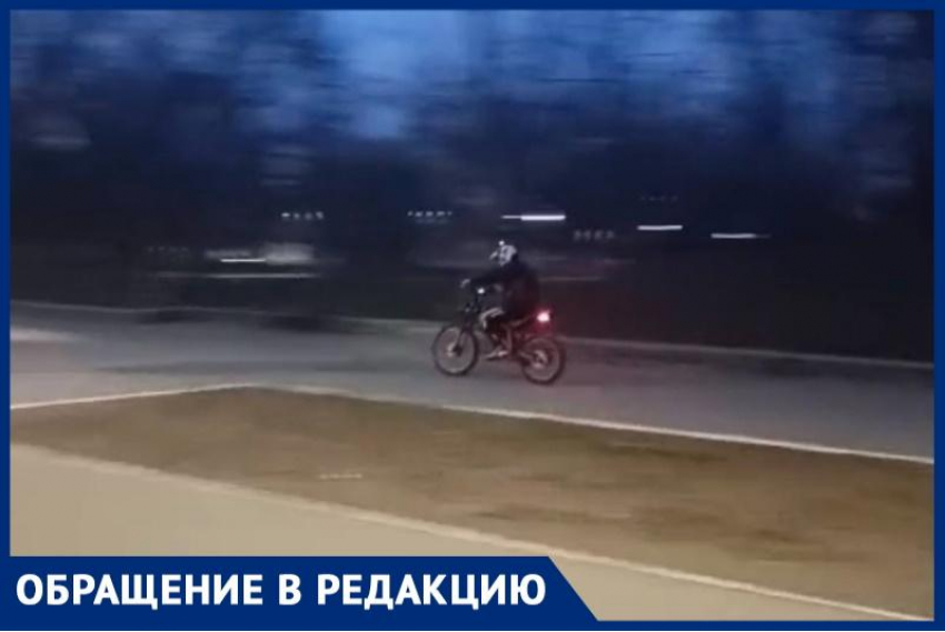 По парку «Победы» на мопеде: горожане возмущены наглым поведением молодежи