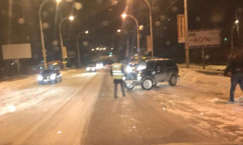 В Волгодонске водитель такси врезался в «Ниву» на мосту, а потом отлетел в отбойник 