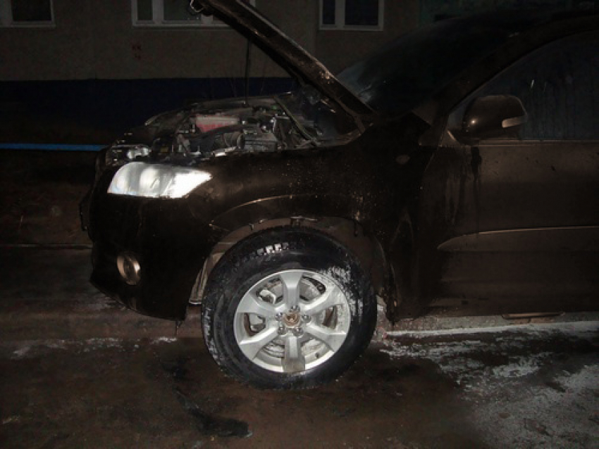  В Волгодонске возле Юридической гимназии загорелась «Toyota RAV4»