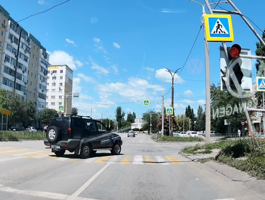  Благодаря читателю «Блокнота» был наказан водитель, который пересек две сплошные и проехал на красный