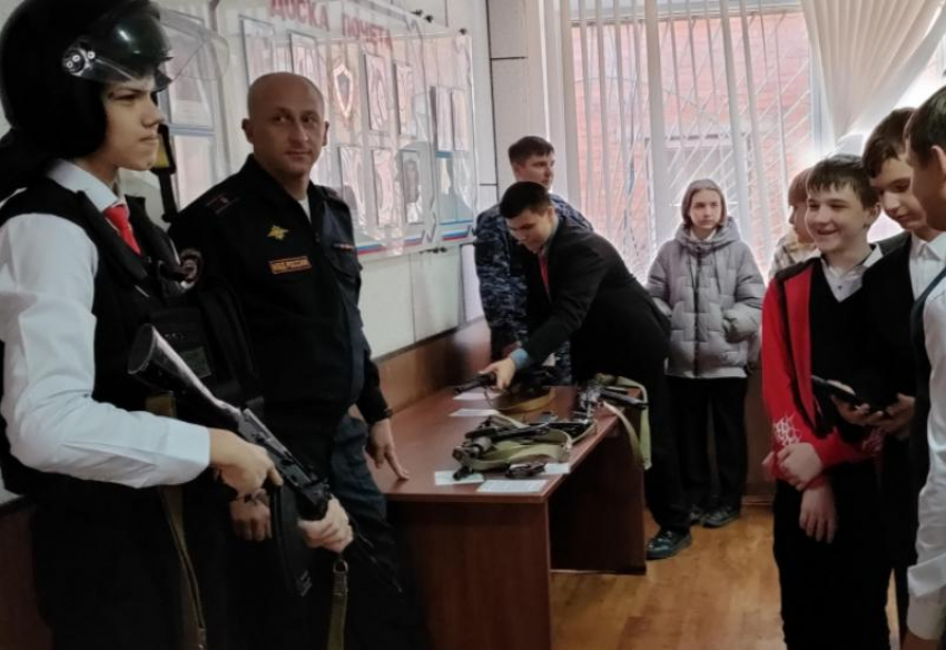 Волгодонские школьники примерили бронежилеты и увидели в работе эксперта криминалиста 