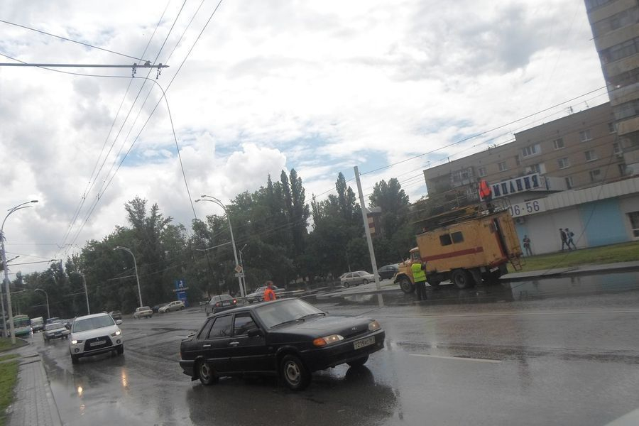 В Волгодонске перед Насосной сорвались троллейбусные провода