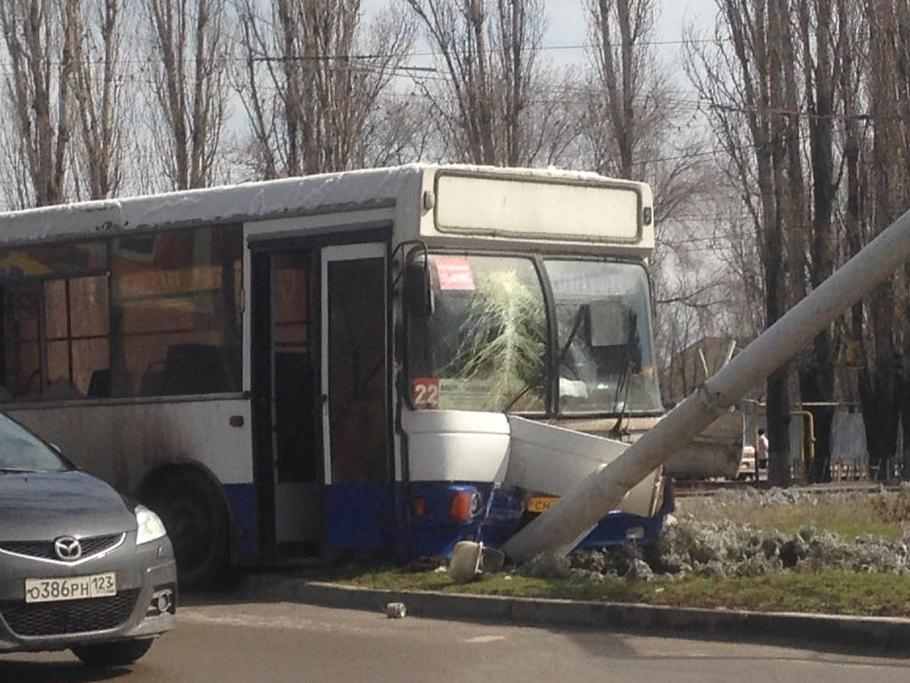 Водитель автобуса №22 снес троллейбусную опору в Волгодонске