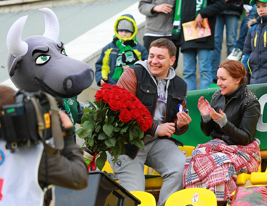 Волгодонец сделал предложение своей возлюбленной на 35-тысячном стадионе во время футбольного матча в Краснодаре