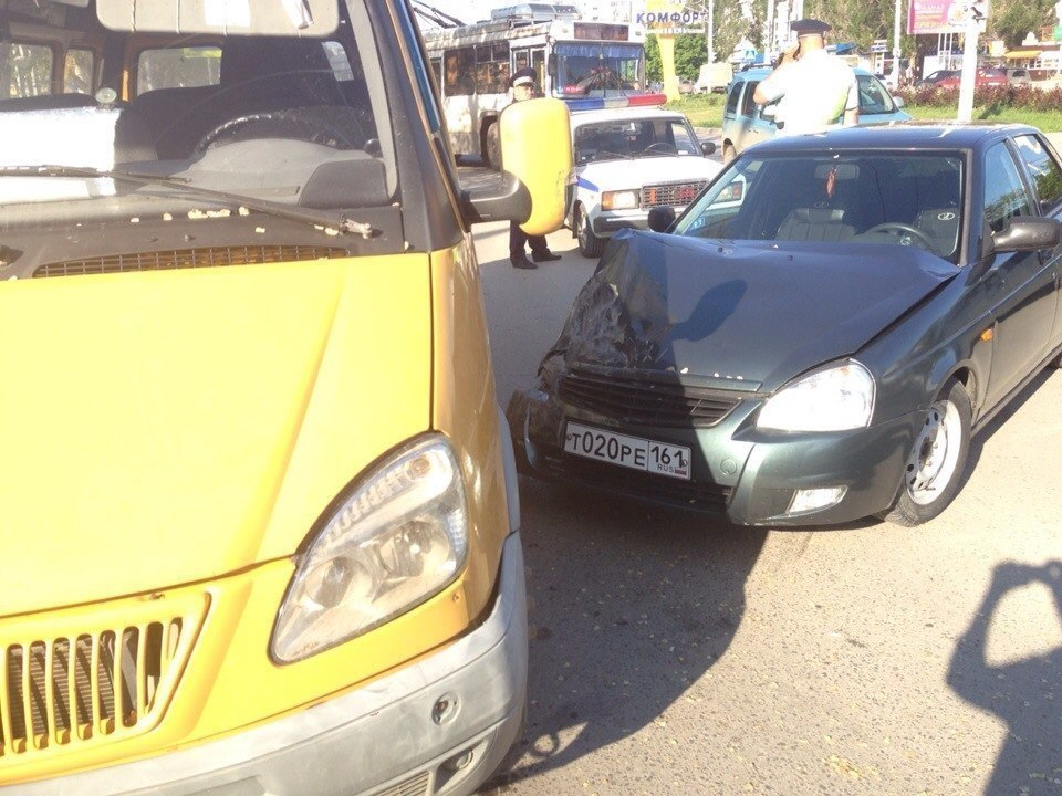 В Волгодонске в ДТП пострадали водитель и пассажиры маршрутного такси