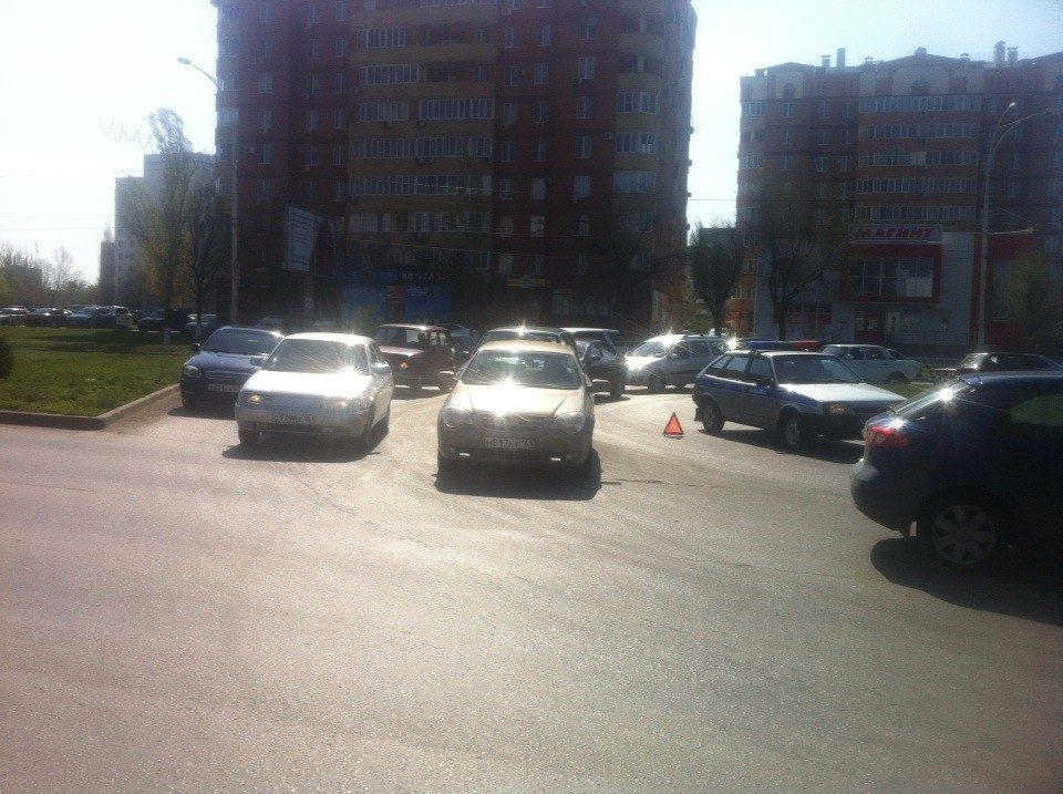 В Волгодонске тройное ДТП возле «ромашки» затруднило движение по Строителей