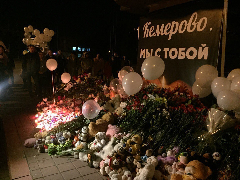 Тысячи волгодонцев пришли на площадь Победы почтить память погибших при пожаре в Кемерово