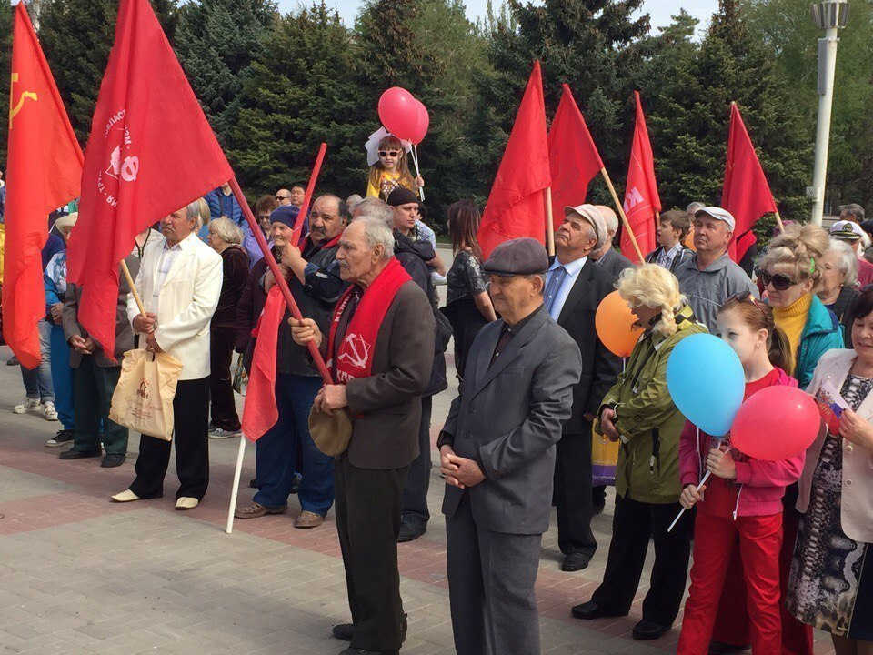 Волгодонские коммунисты с песнями прошествовали по Ленина в честь Первомая