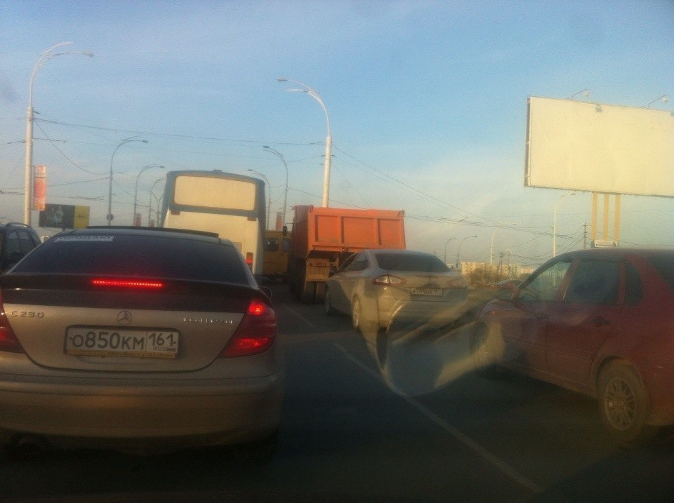 В Волгодонске из-за поломавшегося троллейбуса около десятки автомобилей застряли в пробке на мосту