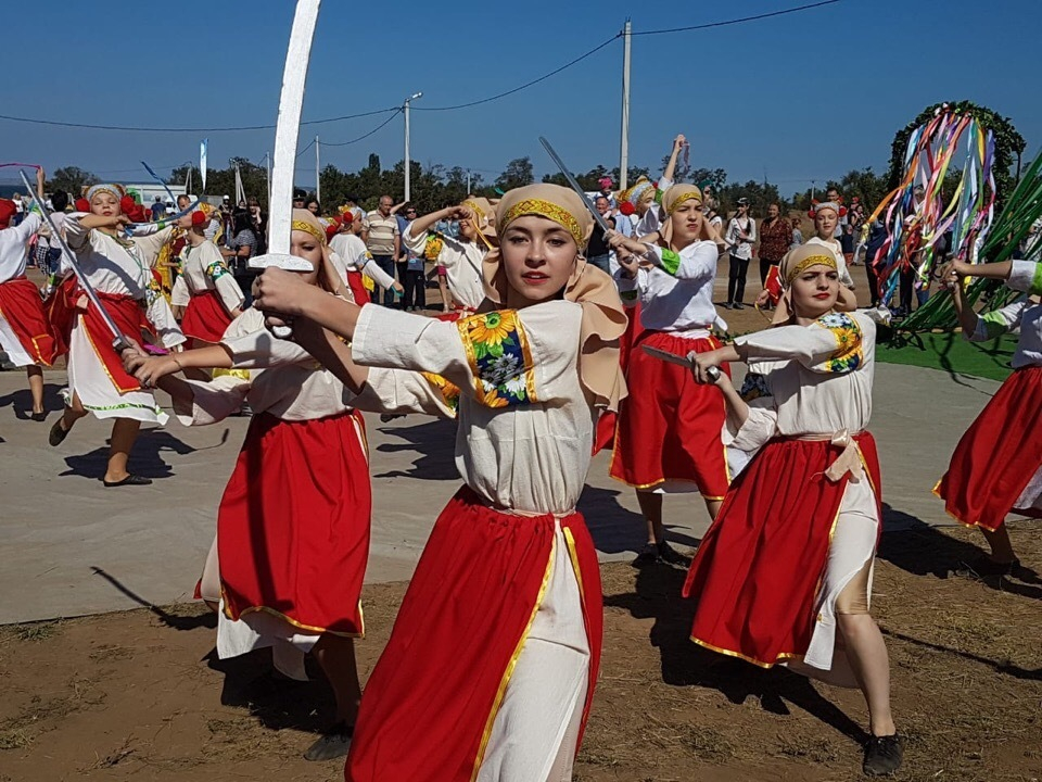 «Славяно-русы» необычным танцем встретили гостей фестиваля « Шелковый путь» в Волгодонске