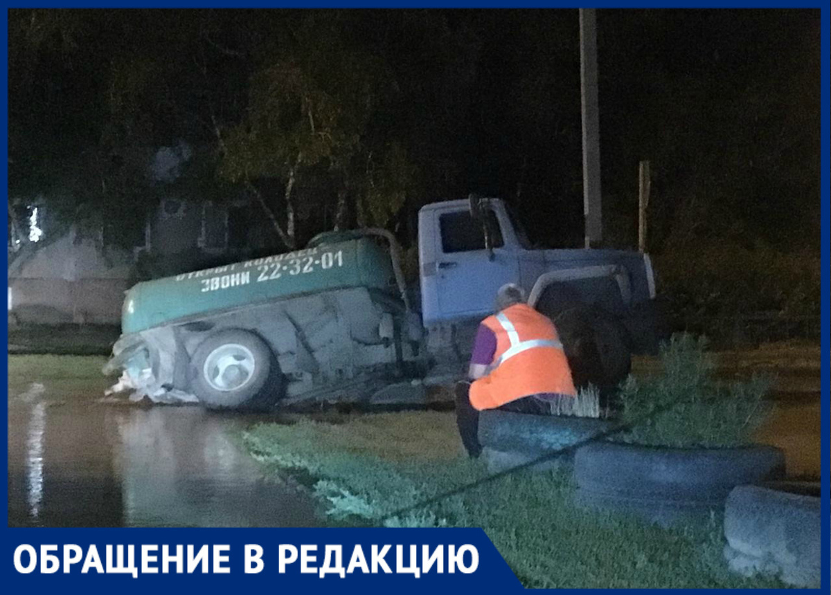 Машина Водоканала провалилась в открытый люк на затопленной Пионерской