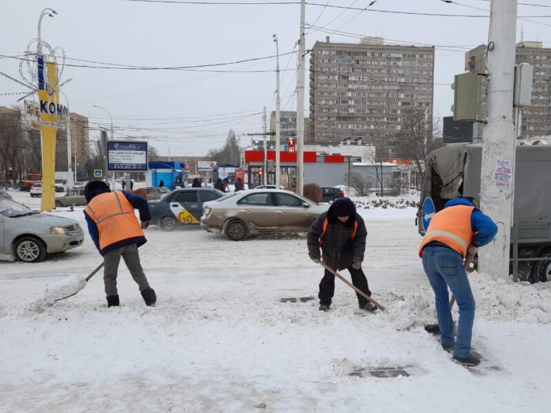 Вторые сутки без остановки коммунальные службы чистят дороги Волгодонска от снега