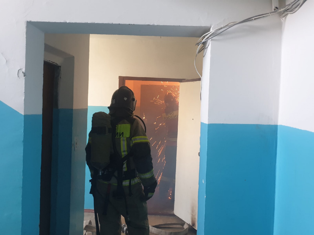 МЧС в Волгодонске взламывает дверь.jpg