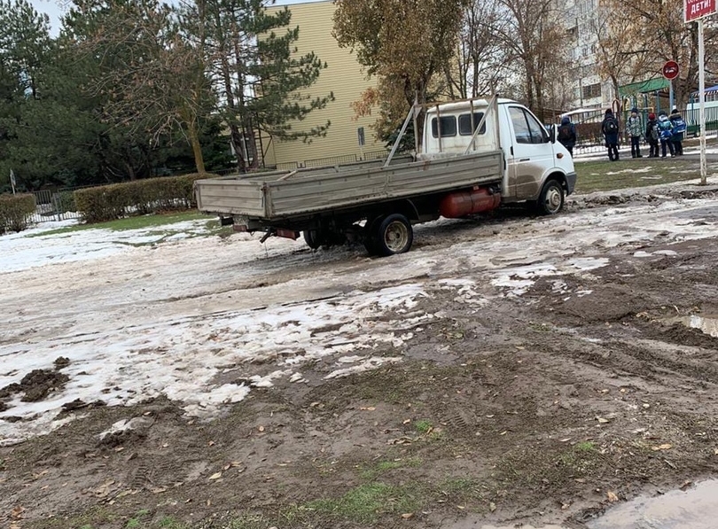 Огромная парковка мешает передвижению школьников