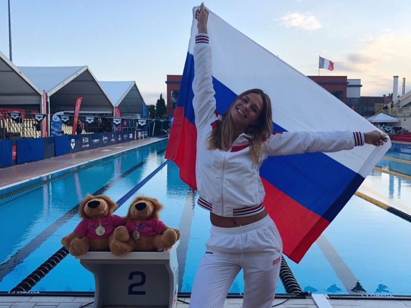 Юлия Ефимова с флагом России.jpg