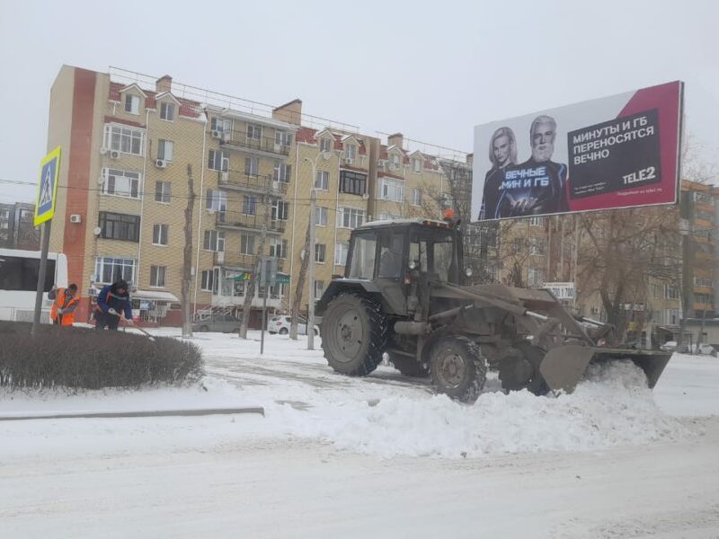 Вторые сутки без остановки коммунальные службы чистят дороги Волгодонска от снега